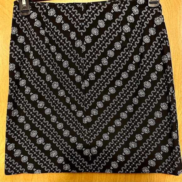 Ann Taylor Loft petite size 4 P Chevron print mini skirt - Picture 4 of 10
